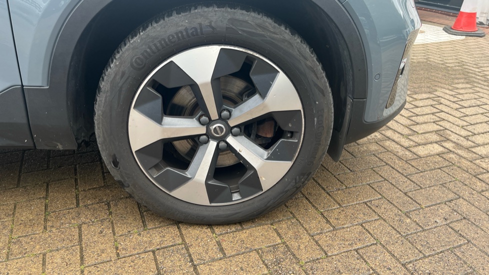 Volvo XC40 2.0 B4P Ultimate Dark 5dr Auto Petrol Estate - Image 31