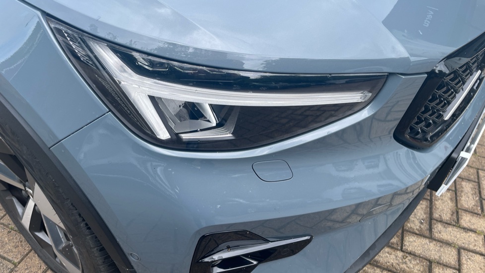 Volvo XC40 2.0 B4P Ultimate Dark 5dr Auto Petrol Estate - Image 32