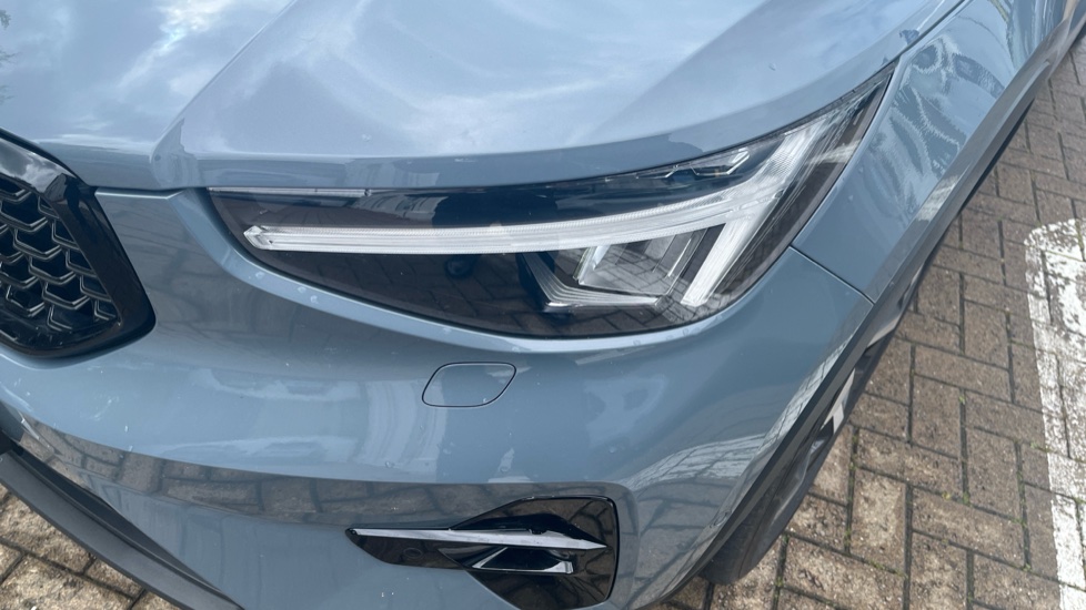Volvo XC40 2.0 B4P Ultimate Dark 5dr Auto Petrol Estate - Image 35