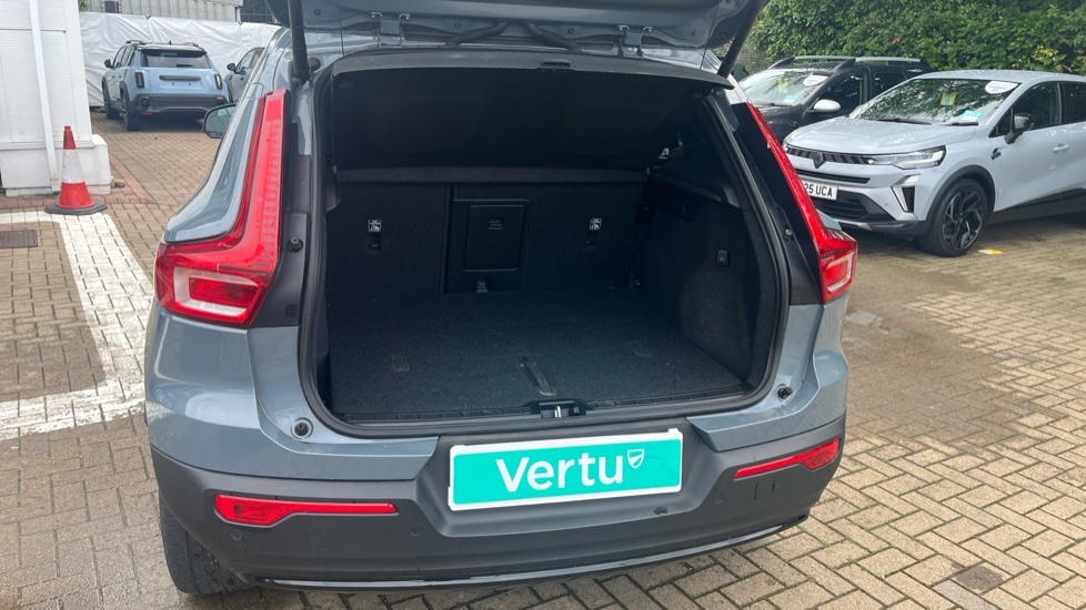 Volvo XC40 2.0 B4P Ultimate Dark 5dr Auto Petrol Estate - Image 41