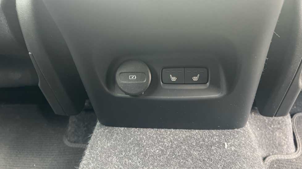 Volvo XC40 2.0 B4P Ultimate Dark 5dr Auto Petrol Estate - Image 45