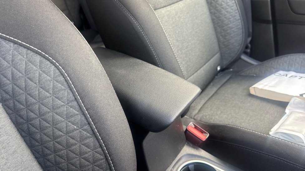 Renault Captur 1.0 TCE 90 Evolution 5dr Petrol Hatchback - Image 32
