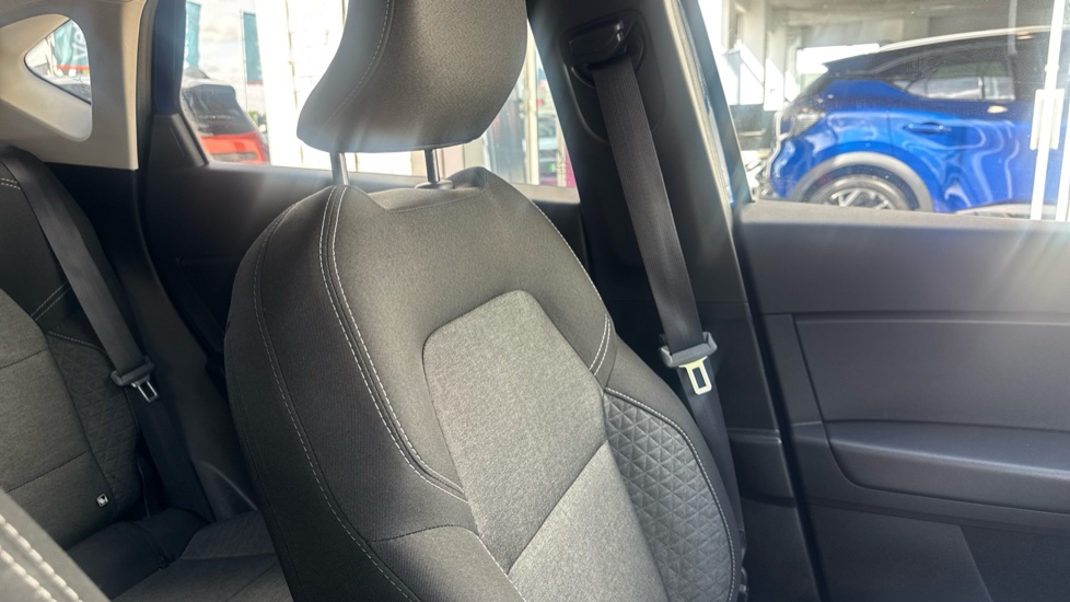 Renault Captur 1.0 TCE 90 Evolution 5dr Petrol Hatchback - Image 35