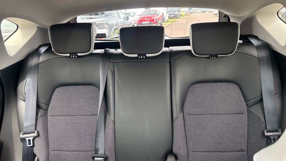 Renault Captur 1.3 TCE 140 SE Edition 5dr EDC Petrol Hatchback - Image 15