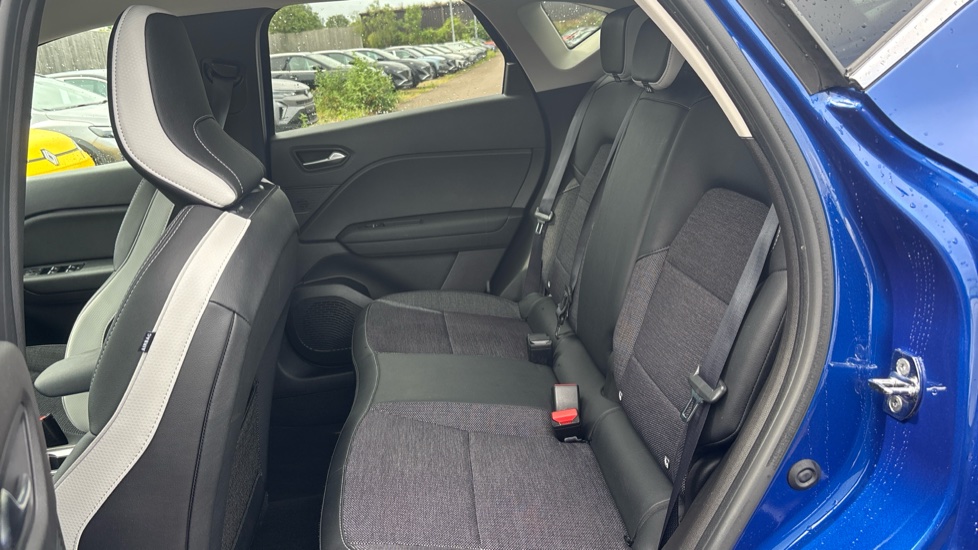 Renault Captur 1.3 TCE 140 SE Edition 5dr EDC Petrol Hatchback - Image 16
