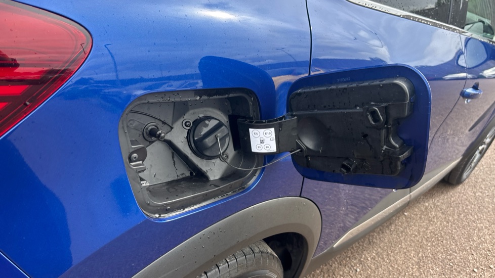 Renault Captur 1.3 TCE 140 SE Edition 5dr EDC Petrol Hatchback - Image 22