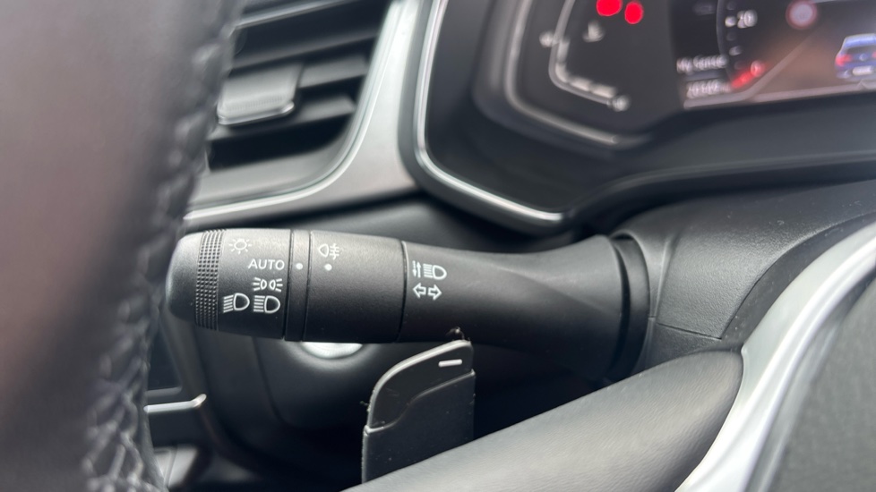 Renault Captur 1.3 TCE 140 SE Edition 5dr EDC Petrol Hatchback - Image 27
