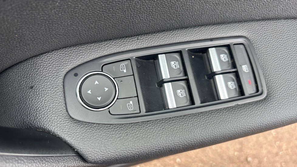 Renault Captur 1.3 TCE 140 SE Edition 5dr EDC Petrol Hatchback - Image 31