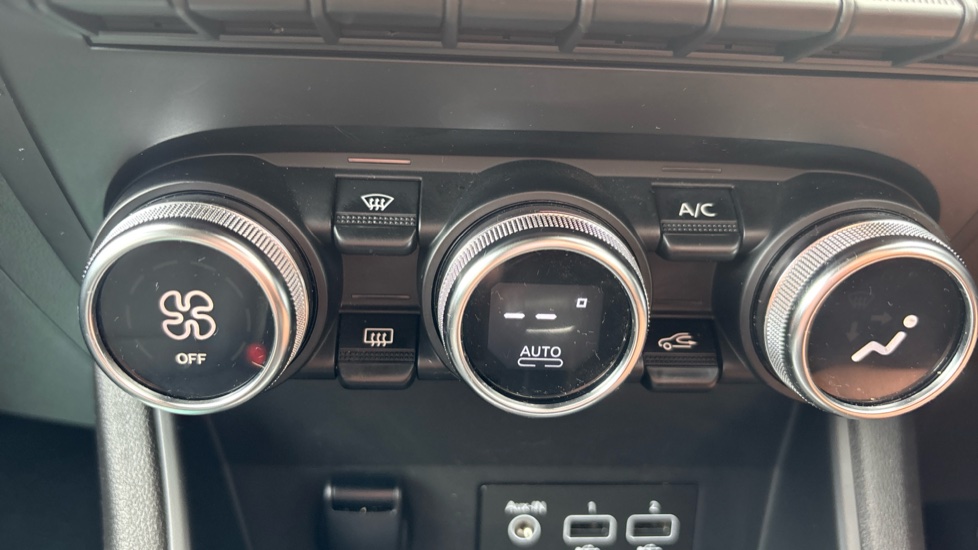 Renault Captur 1.3 TCE 140 SE Edition 5dr EDC Petrol Hatchback - Image 43