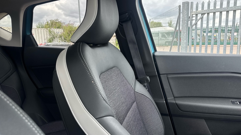 Renault Captur 1.3 TCE 130 S Edition 5dr EDC Petrol Hatchback - Image 31