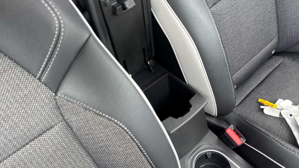 Renault Captur 1.3 TCE 130 S Edition 5dr EDC Petrol Hatchback - Image 32