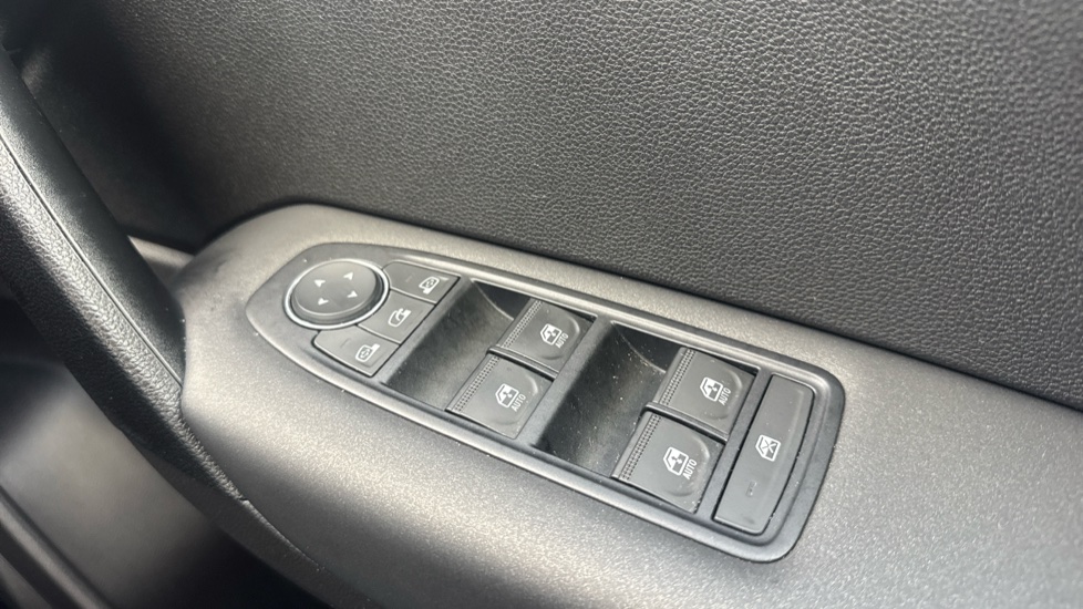Renault Captur 1.0 TCE 90 Evolution 5dr Petrol Hatchback - Image 23