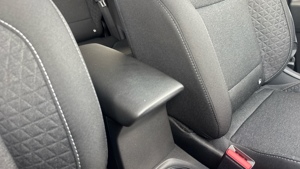 Renault Captur 1.0 TCE 90 Evolution 5dr Petrol Hatchback - Image 37