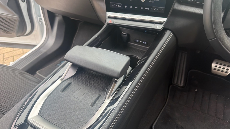 Renault Austral E-Tech FHEV Techno Esprit Alpine 5dr Auto Hybrid Estate - Image 13