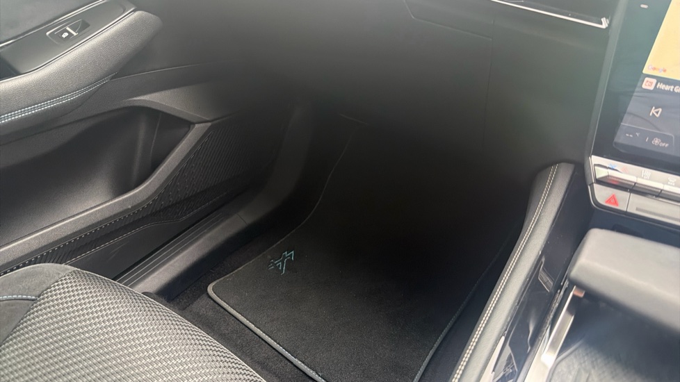 Renault Austral E-Tech FHEV Techno Esprit Alpine 5dr Auto Hybrid Estate - Image 29