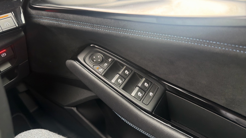 Renault Austral E-Tech FHEV Techno Esprit Alpine 5dr Auto Hybrid Estate - Image 32
