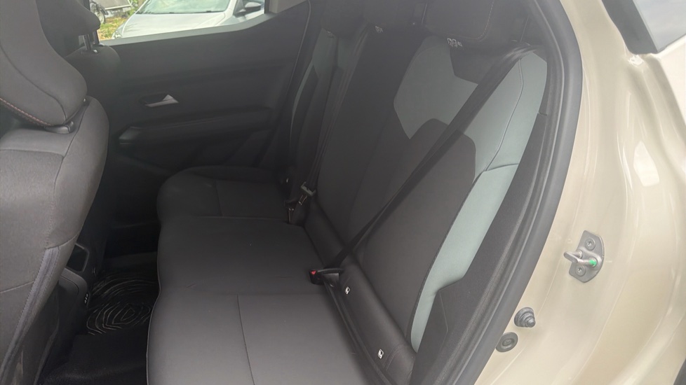 Dacia Duster 1.6 Hybrid 140 Extreme 5dr Auto Hybrid Estate - Image 16