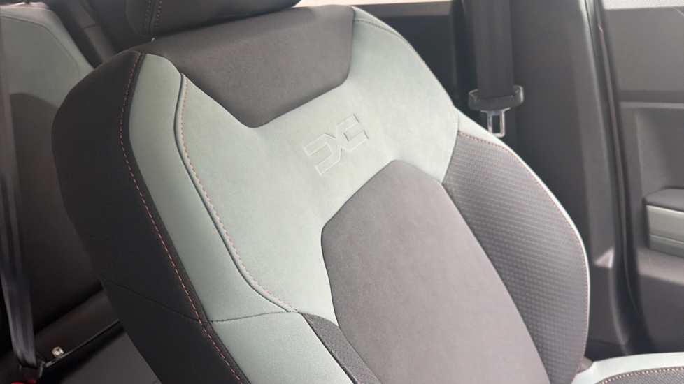 Dacia Duster 1.6 Hybrid 140 Extreme 5dr Auto Hybrid Estate - Image 32