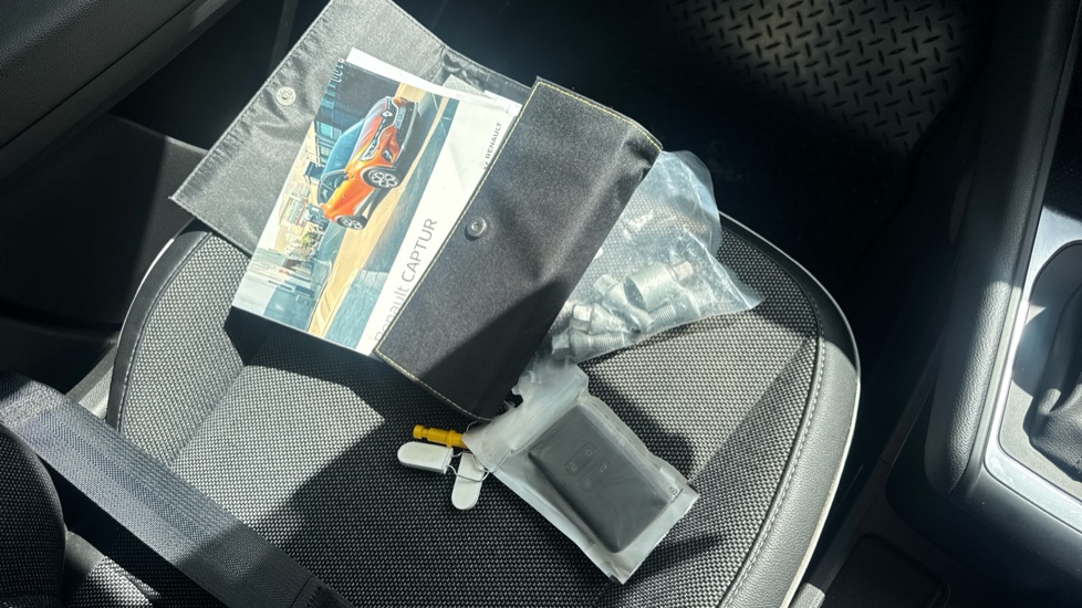 Renault Captur 1.3 TCE 130 S Edition 5dr EDC Petrol Hatchback - Image 19