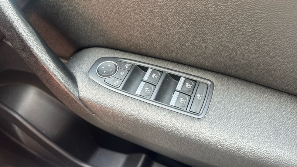 Renault Captur 1.3 TCE 130 S Edition 5dr EDC Petrol Hatchback - Image 33