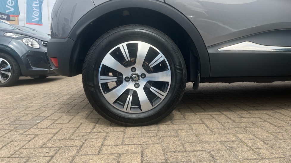 Renault Captur 0.9 TCE 90 Play 5dr Petrol Hatchback - Image 7