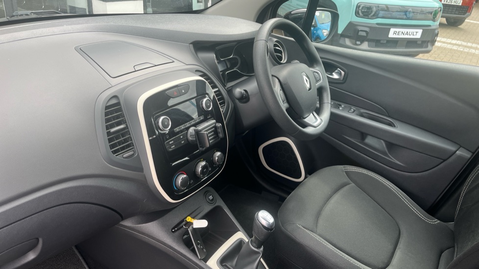 Renault Captur 0.9 TCE 90 Play 5dr Petrol Hatchback - Image 9