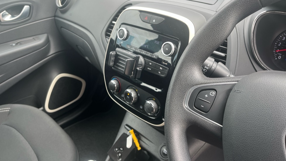 Renault Captur 0.9 TCE 90 Play 5dr Petrol Hatchback - Image 14
