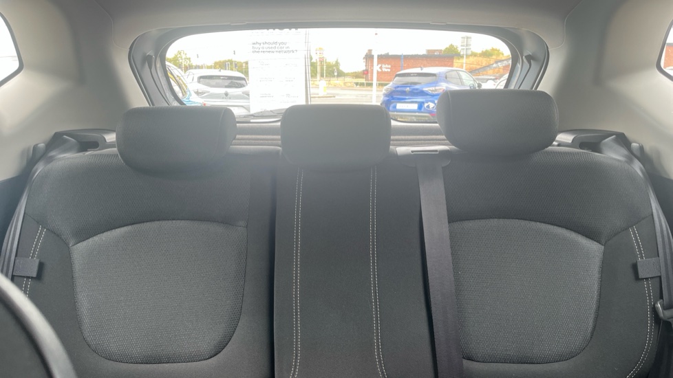 Renault Captur 0.9 TCE 90 Play 5dr Petrol Hatchback - Image 15