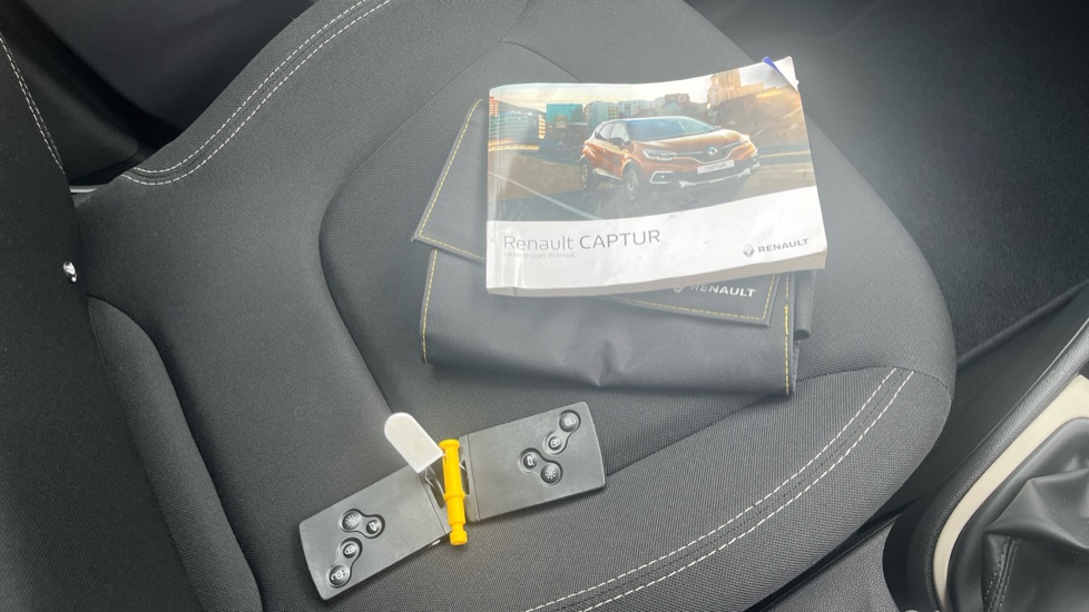 Renault Captur 0.9 TCE 90 Play 5dr Petrol Hatchback - Image 19