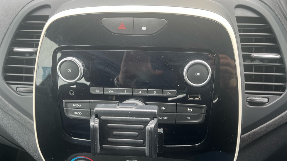 Renault Captur 0.9 TCE 90 Play 5dr Petrol Hatchback - Image 22