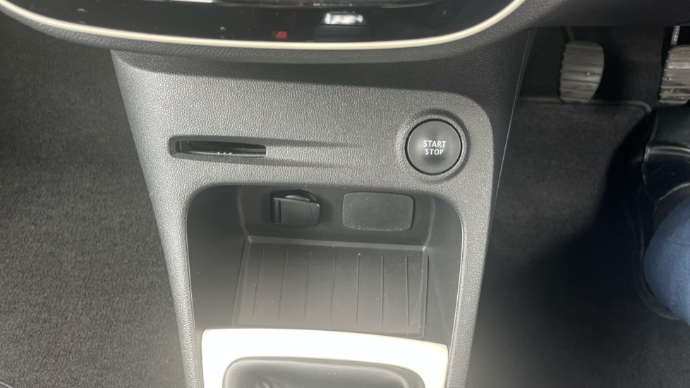 Renault Captur 0.9 TCE 90 Play 5dr Petrol Hatchback - Image 24
