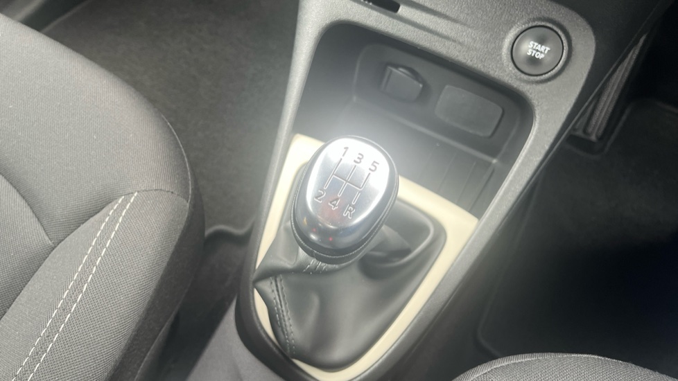Renault Captur 0.9 TCE 90 Play 5dr Petrol Hatchback - Image 25