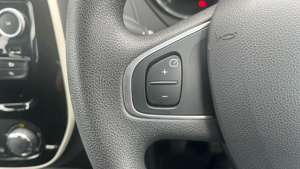 Renault Captur 0.9 TCE 90 Play 5dr Petrol Hatchback - Image 27