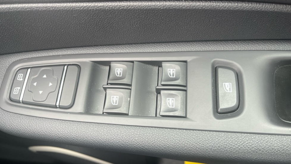 Renault Captur 0.9 TCE 90 Play 5dr Petrol Hatchback - Image 29