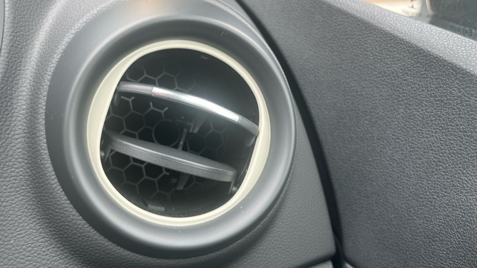 Renault Captur 0.9 TCE 90 Play 5dr Petrol Hatchback - Image 30