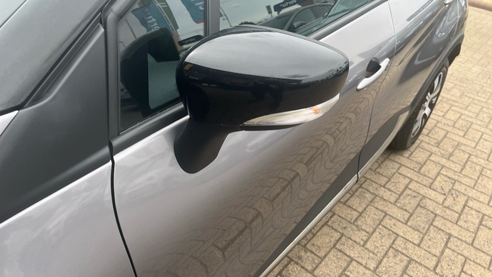 Renault Captur 0.9 TCE 90 Play 5dr Petrol Hatchback - Image 38