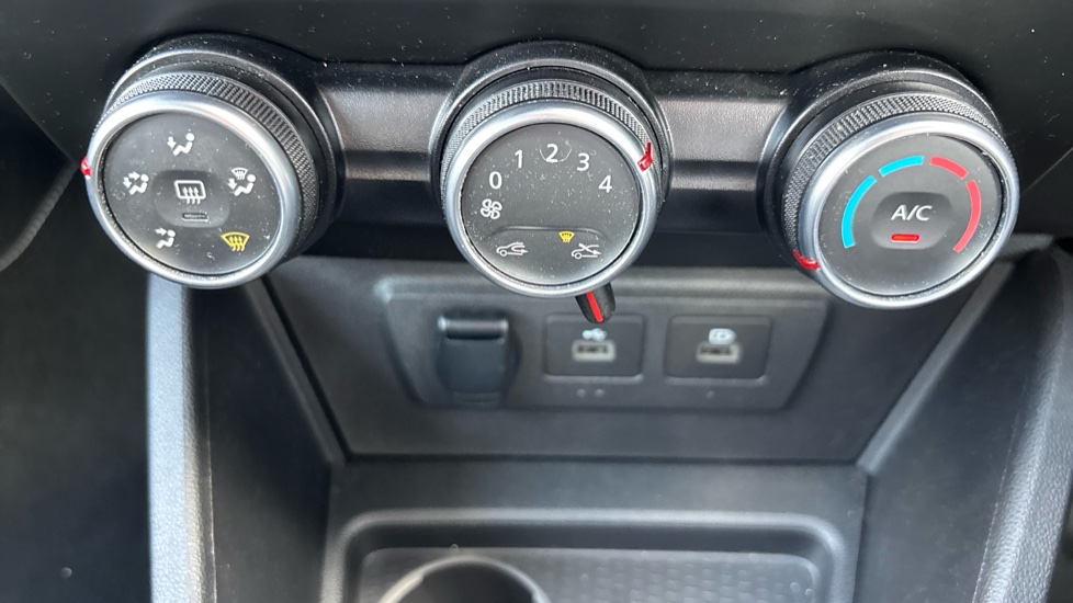 Dacia Duster 1.3 TCe 150 Comfort 5dr EDC Petrol Estate - Image 39
