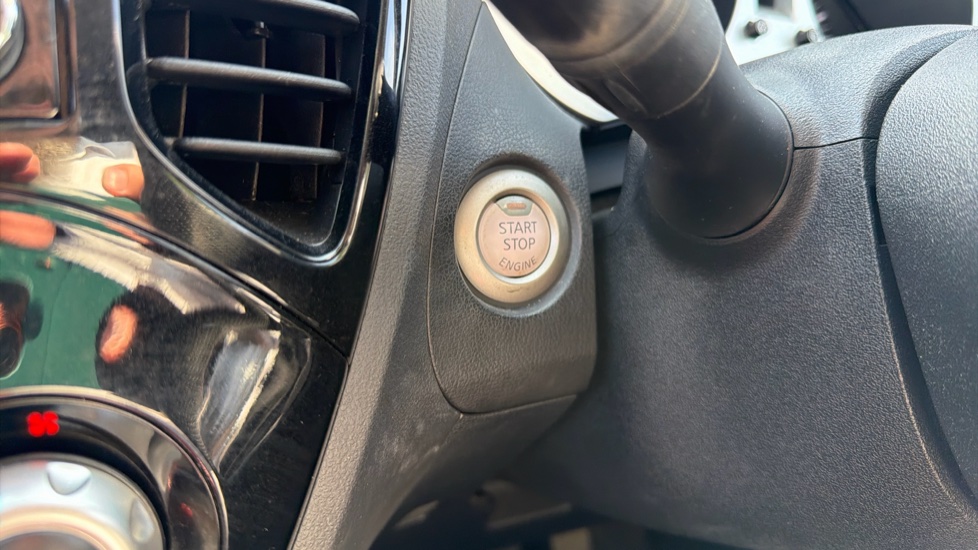 Nissan Juke 1.6 Tekna 5dr CVT Petrol Hatchback - Image 25