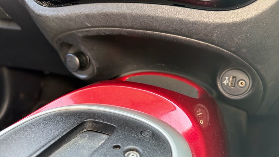 Nissan Juke 1.6 Tekna 5dr CVT Petrol Hatchback - Image 29