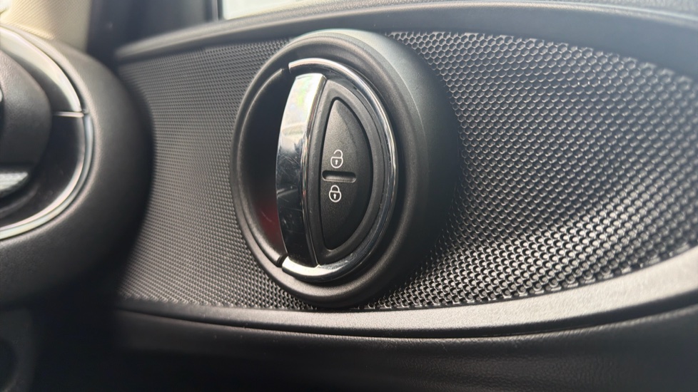 MINI Clubman 1.5 Cooper 6dr Petrol Estate - Image 22