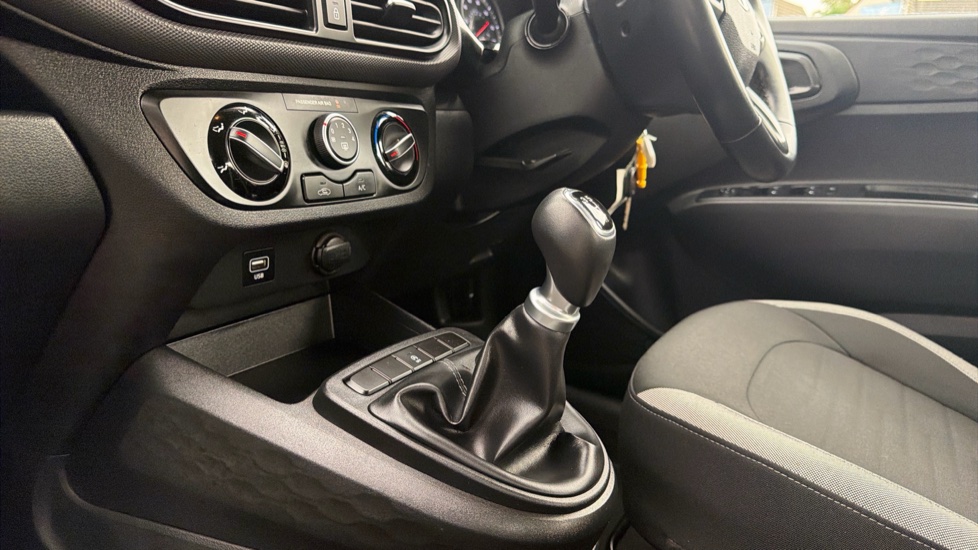 Hyundai i10 1.0 MPi SE Connect 5dr Petrol Hatchback - Image 13