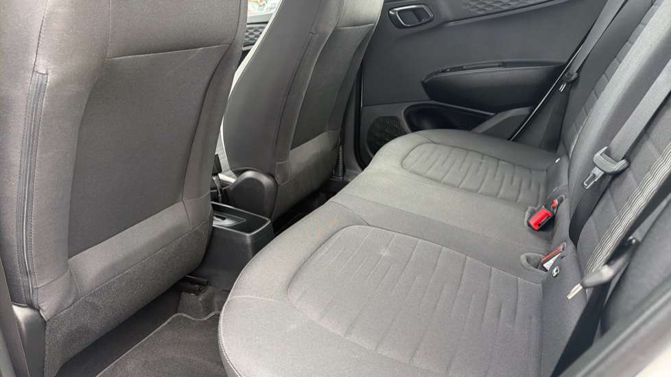 Hyundai i10 1.0 MPi SE Connect 5dr Petrol Hatchback - Image 16