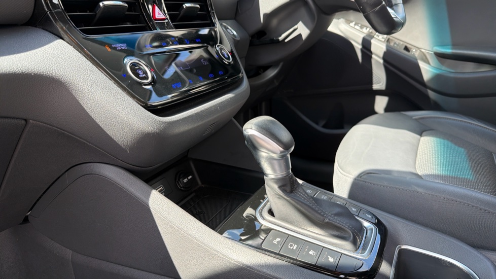 Hyundai IONIQ 1.6 GDi Hybrid Premium SE 5dr DCT Hybrid Hatchback - Image 13