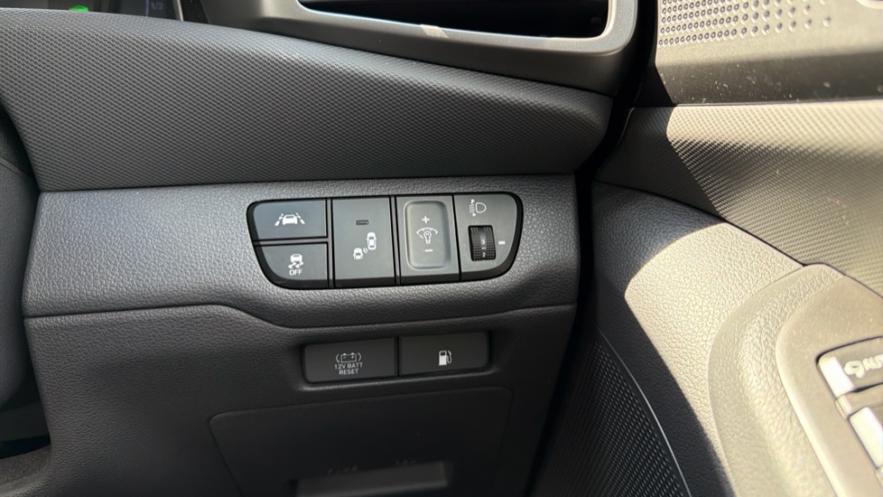 Hyundai IONIQ 1.6 GDi Hybrid Premium SE 5dr DCT Hybrid Hatchback - Image 22