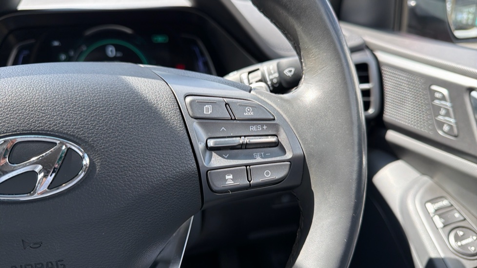 Hyundai IONIQ 1.6 GDi Hybrid Premium SE 5dr DCT Hybrid Hatchback - Image 23