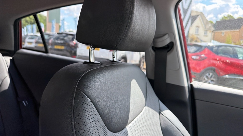 Hyundai IONIQ 1.6 GDi Hybrid Premium SE 5dr DCT Hybrid Hatchback - Image 31