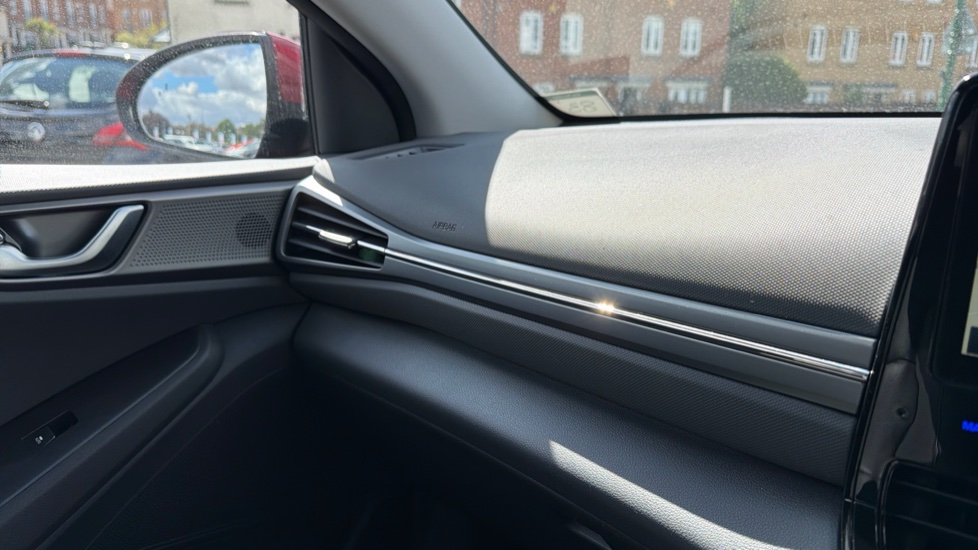 Hyundai IONIQ 1.6 GDi Hybrid Premium SE 5dr DCT Hybrid Hatchback - Image 32
