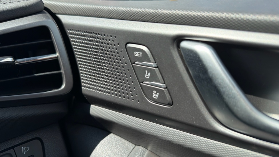 Hyundai IONIQ 1.6 GDi Hybrid Premium SE 5dr DCT Hybrid Hatchback - Image 34