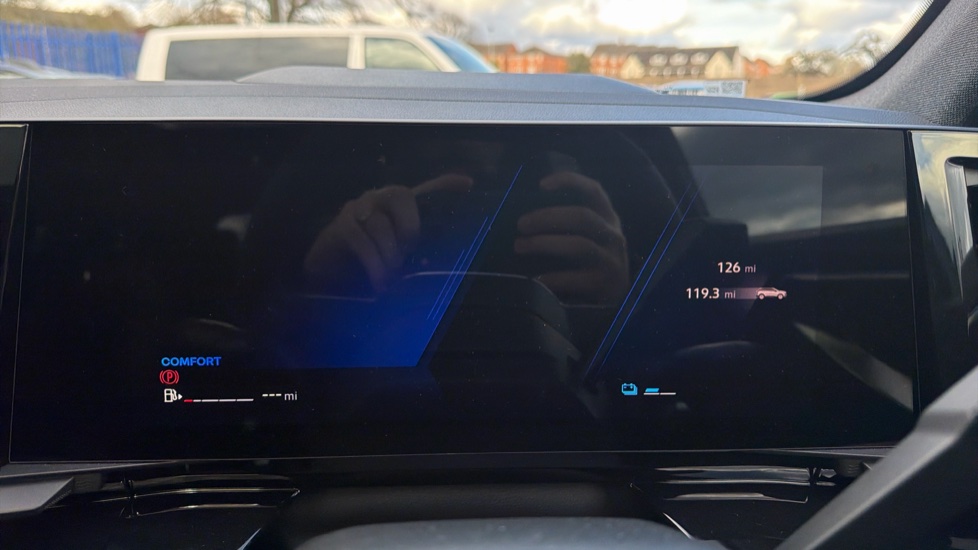Renault Austral E-Tech Full Hybrid Iconic Esprit Alpine 5dr Auto Hybrid Estate - Image 18