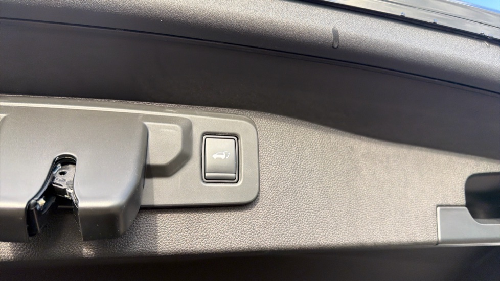 Renault Austral E-Tech Full Hybrid Iconic Esprit Alpine 5dr Auto Hybrid Estate - Image 21